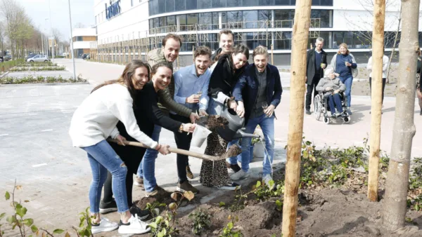 Vierde generatie Heerkens plant een boom aan de Vossenbeemd
