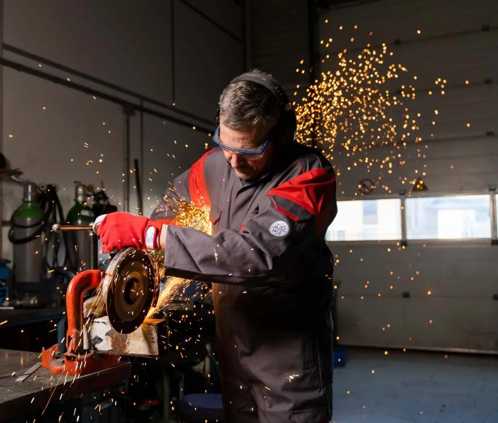Man werkt in veilige werkkleding in de industrie