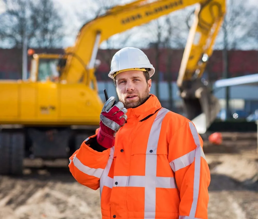 Man werkt in veiligheidskleding van Lavans