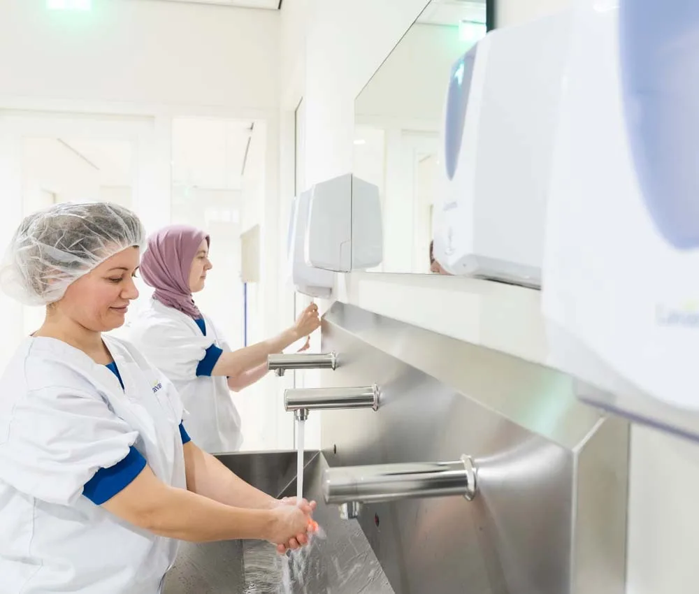 Handen worden zorgvuldig gewassen voor werk in de zorg