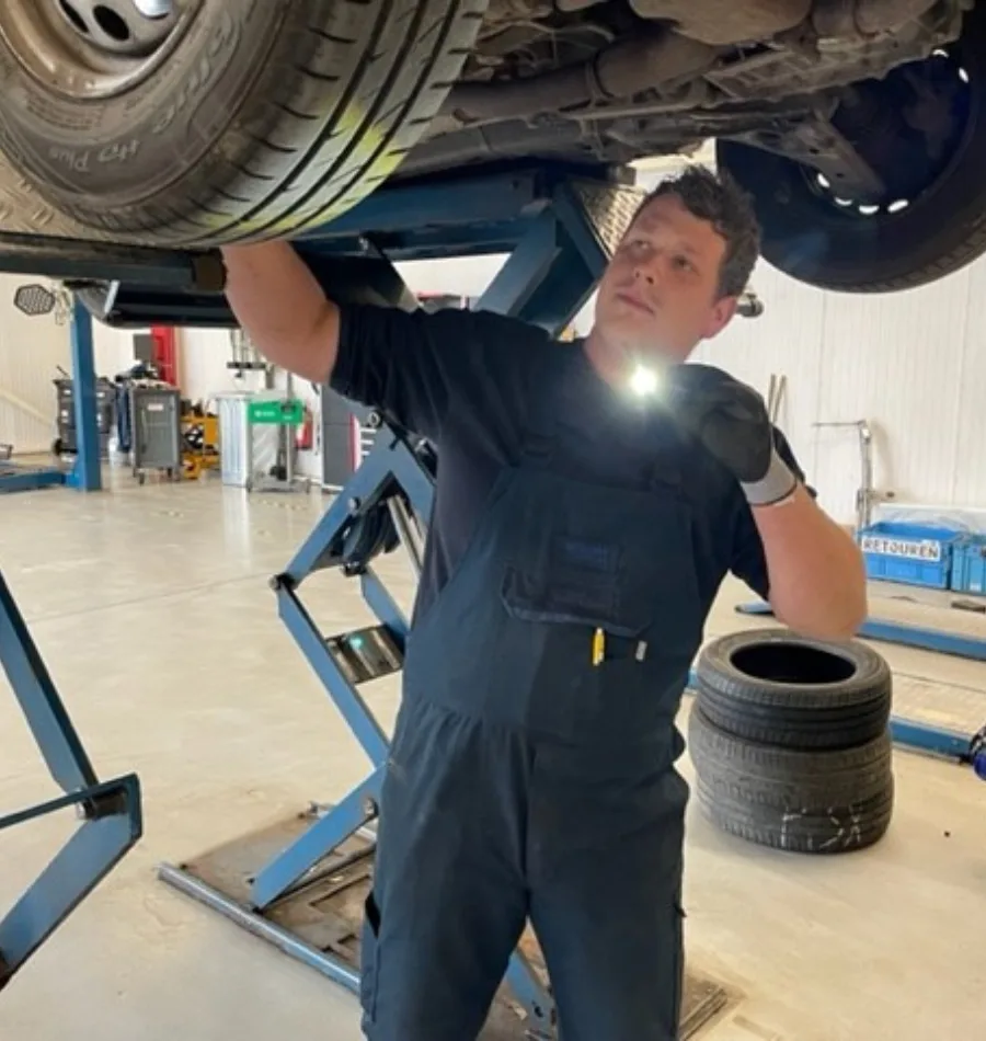 Automonteur Autobedrijf Schippers monteurskleding 3