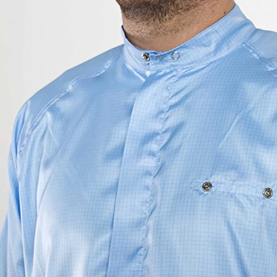 Detailfoto weggewerkte knopen op cleanroom coverall
