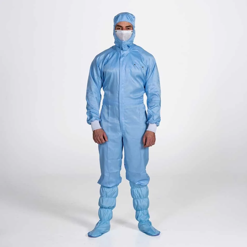 Productfoto waar de cleanroom coverall van top tot teen te zien is