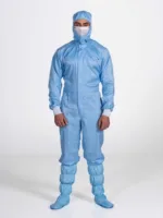 Productfoto waar de cleanroom coverall van top tot teen te zien is