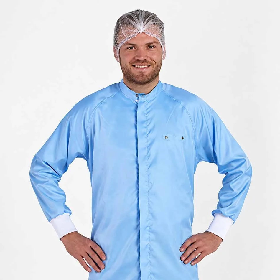 Productfoto waarop man de cleanroomjas draagt
