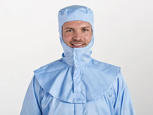 Man draagt de cleanroom kap van Lavans