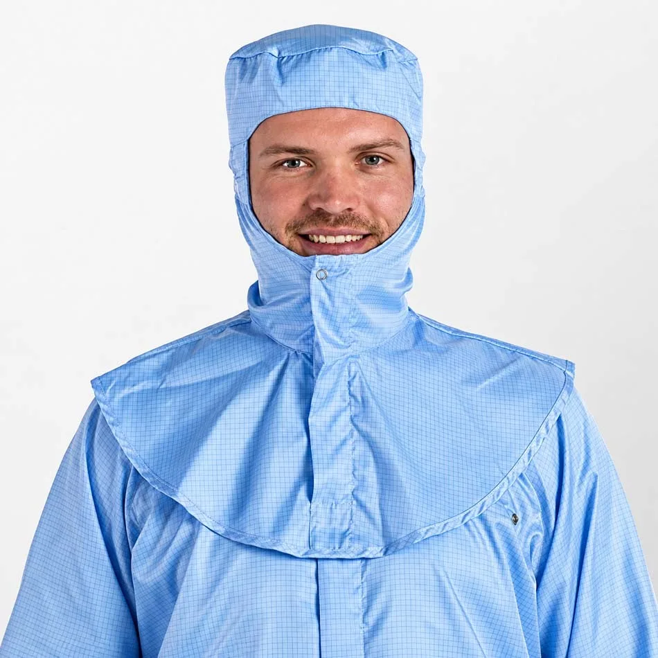 Man draagt een cleanroom kap van Lavans