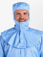 Man draagt een cleanroom kap van Lavans