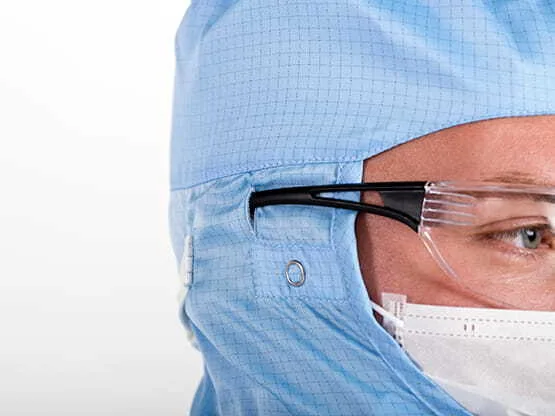 Persoon draagt een cleanroombril die in een cleanroomkap gaat