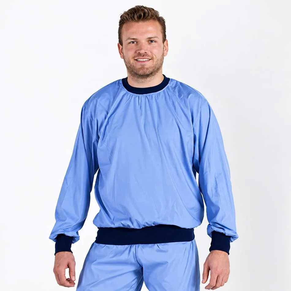 Man draagt onderkleding voor in een cleanroom