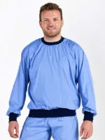 Man draagt onderkleding voor in een cleanroom