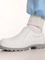 Iemand draagt cleanroom clog