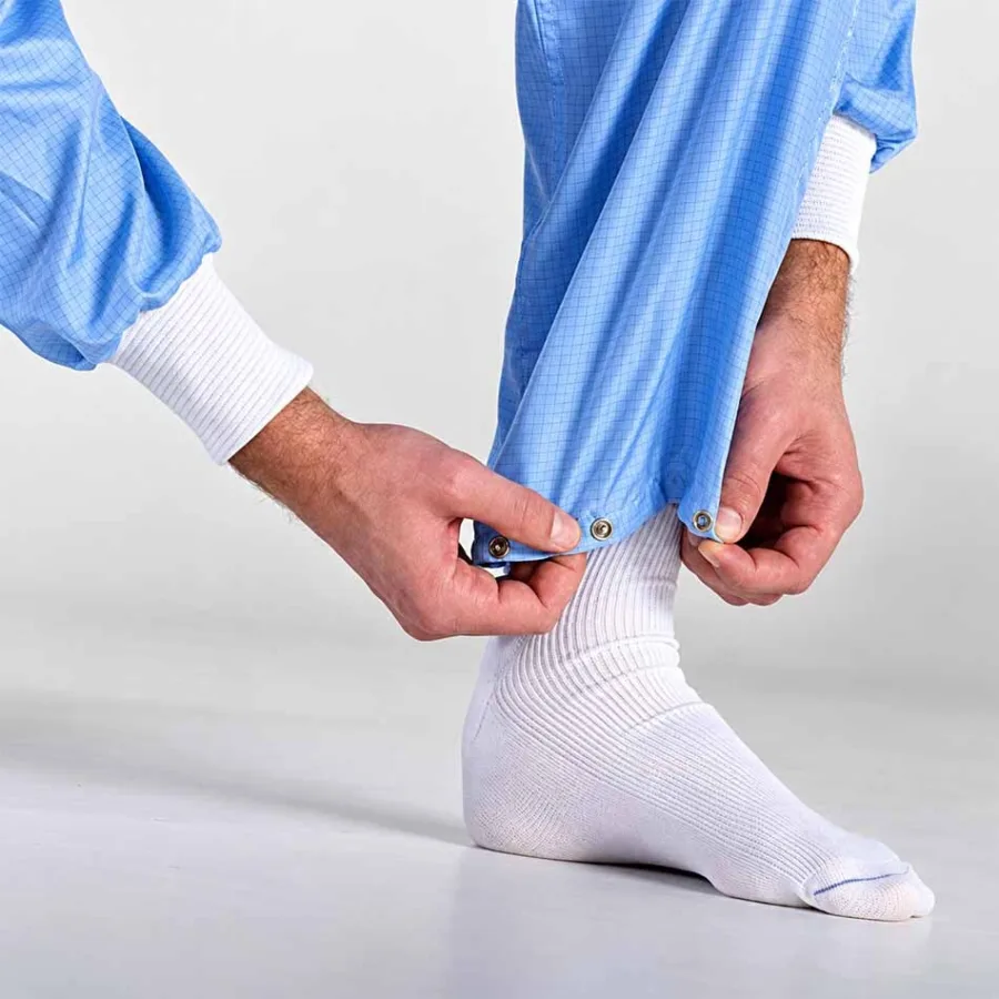 Detailfoto van de cleanroom broekspijp en sok