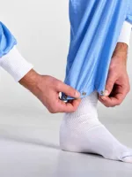 Detailfoto van de cleanroom broekspijp en sok