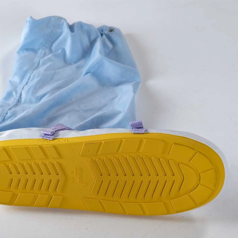 Close-up stevige antislipzool onder cleanroom overlaars