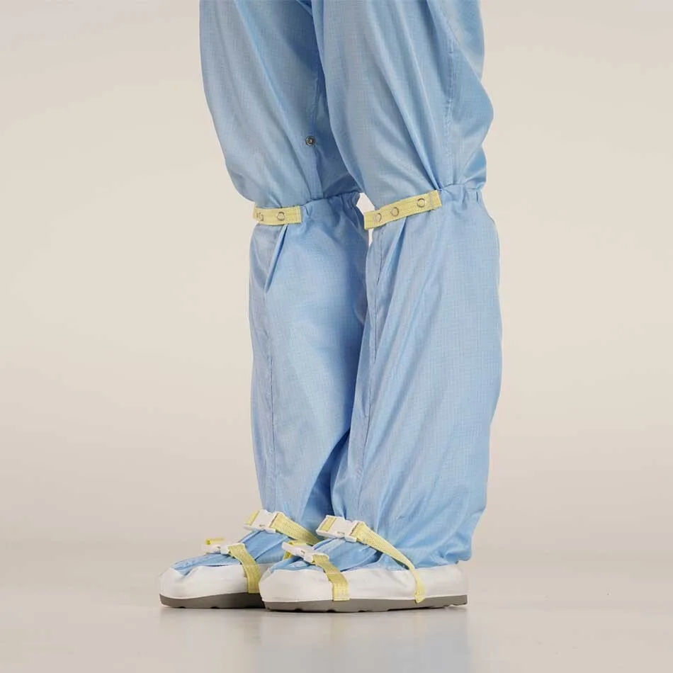 Cleanroom overlaarzen over cleanroom overall