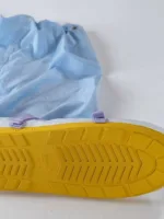 Close-up stevige antislipzool onder cleanroom overlaars