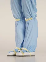 Cleanroom overlaarzen over cleanroom overall