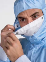 Man bevestigt cleanroom mondkap aan cleanroom kap