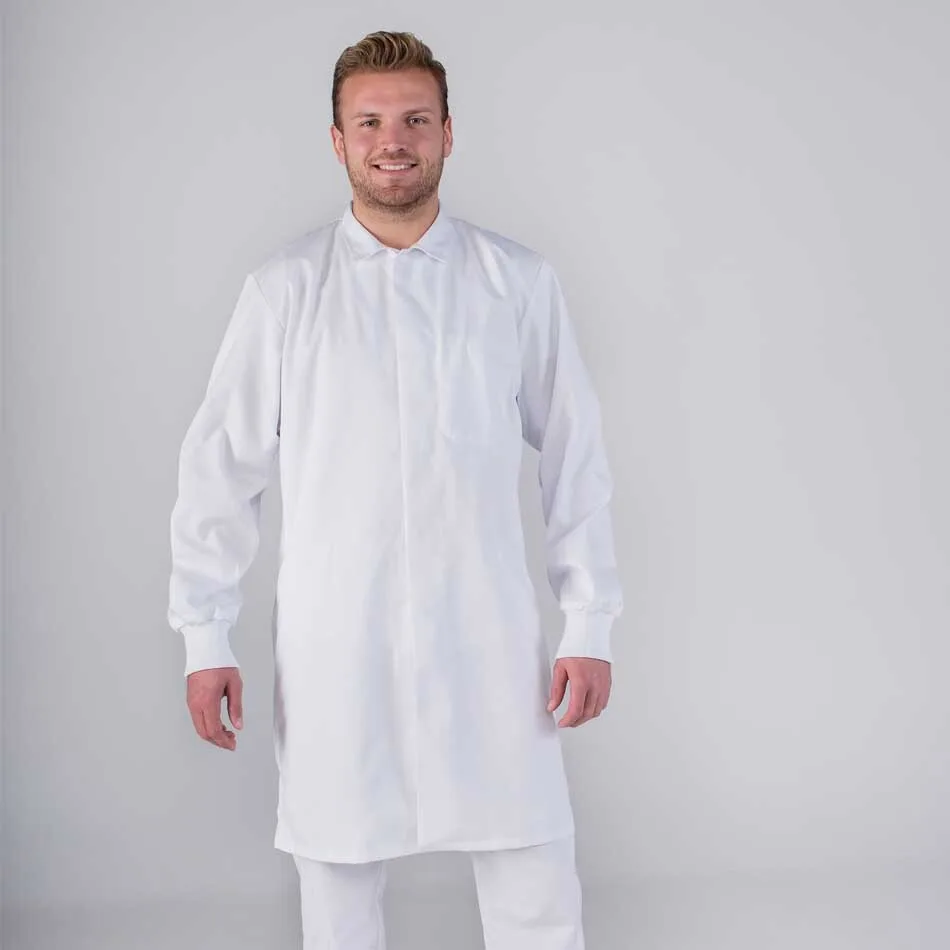 Man draagt witte foodjas van Lavans