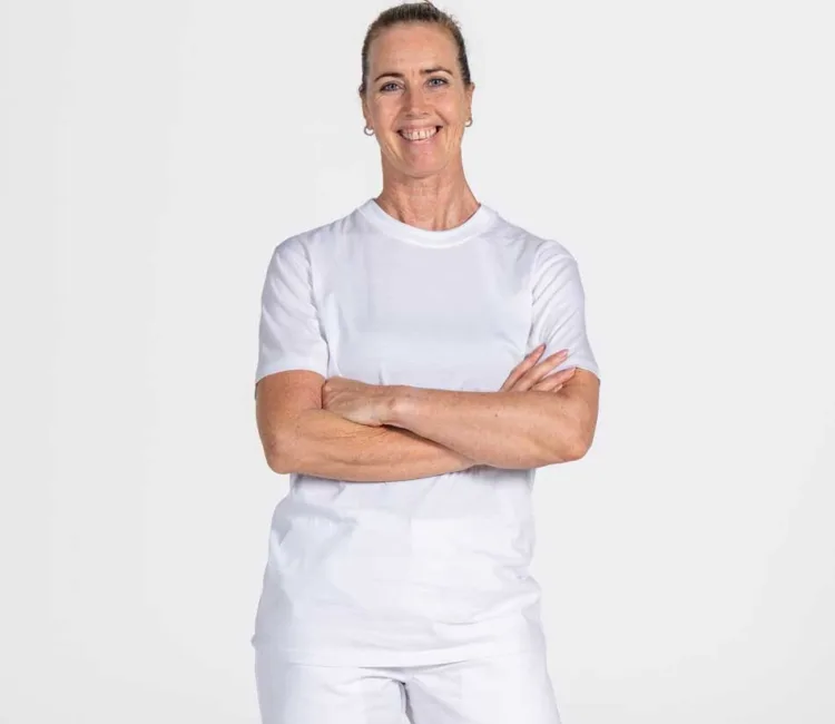 Vrouw draagt t-shirt voor food industrie