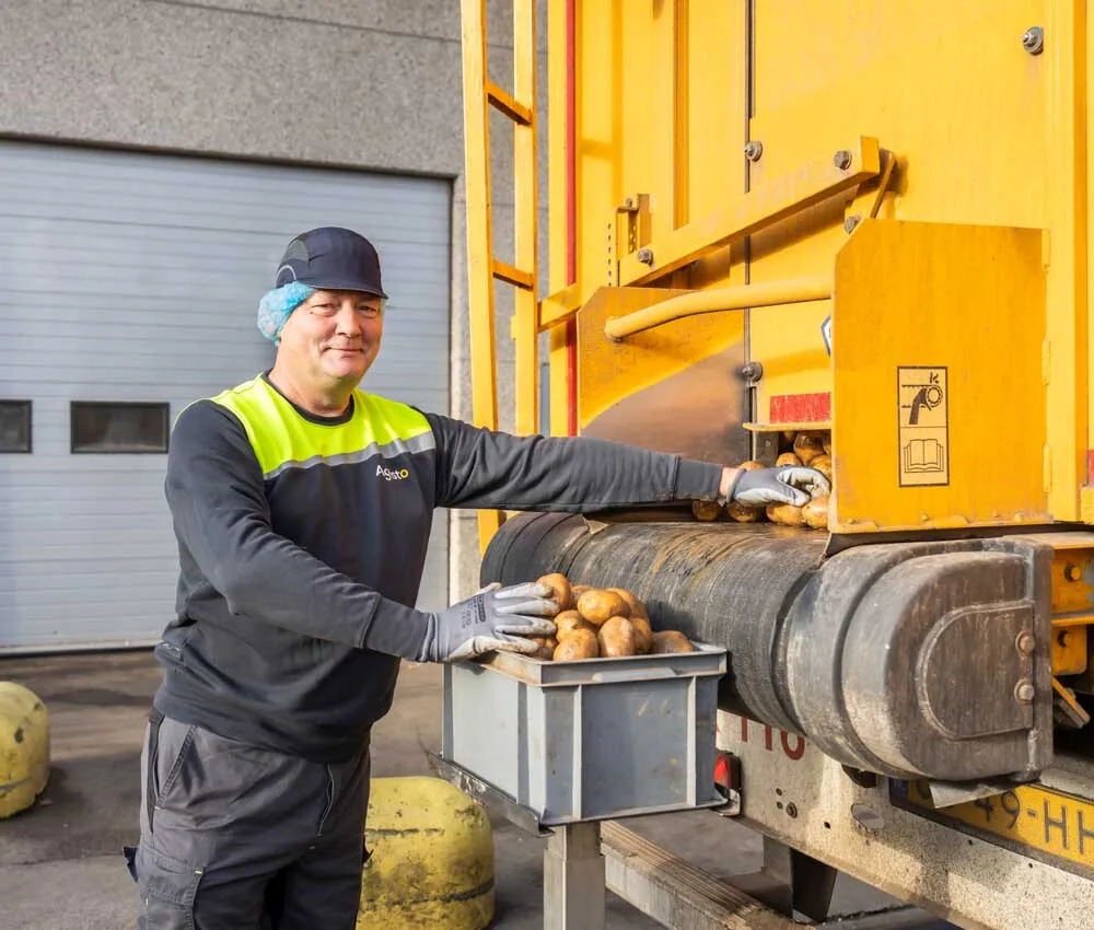Man in aardappelverwerking