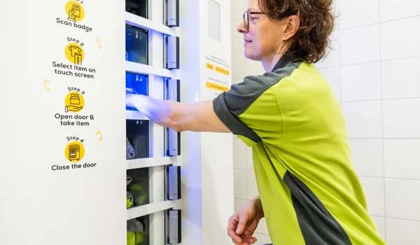 Medewerker van Lavans zorgt ervoor dat je altijd voldoende werkkleding hebt