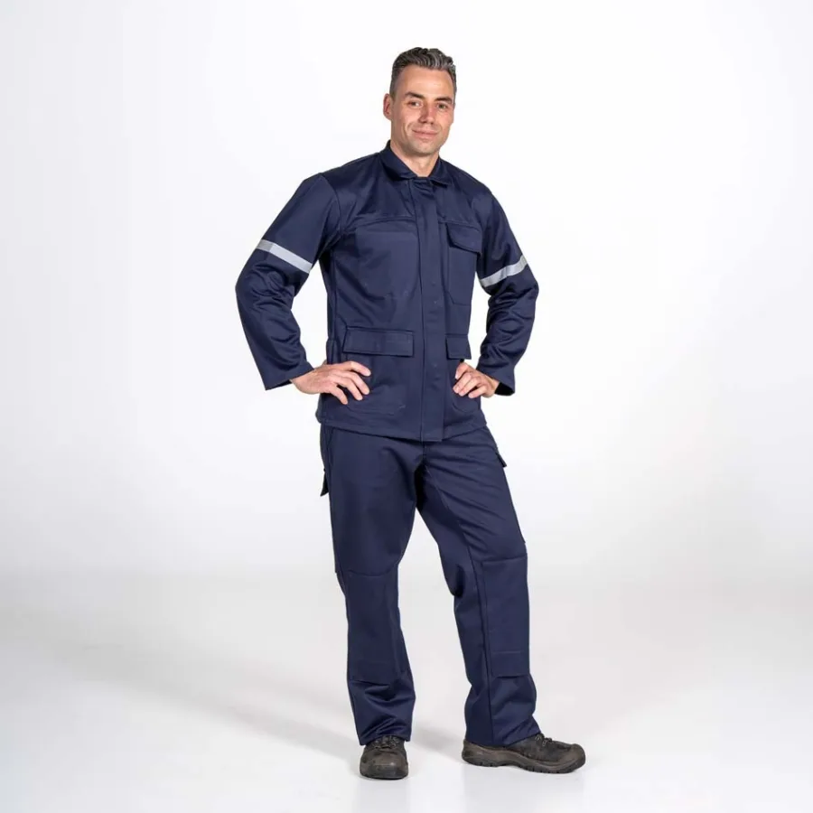Man in gieterij kleding