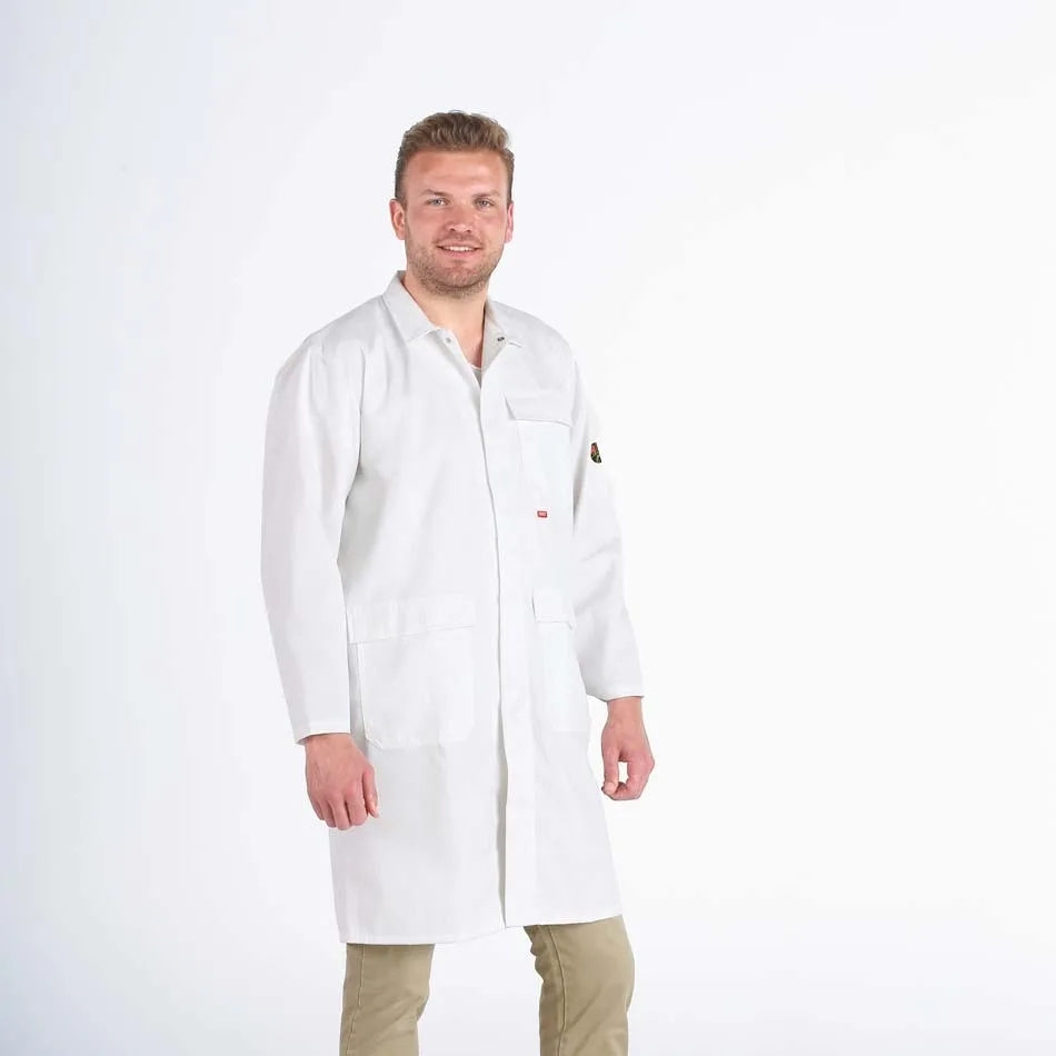 Medewerker Laboratorium in veilige werkkleding