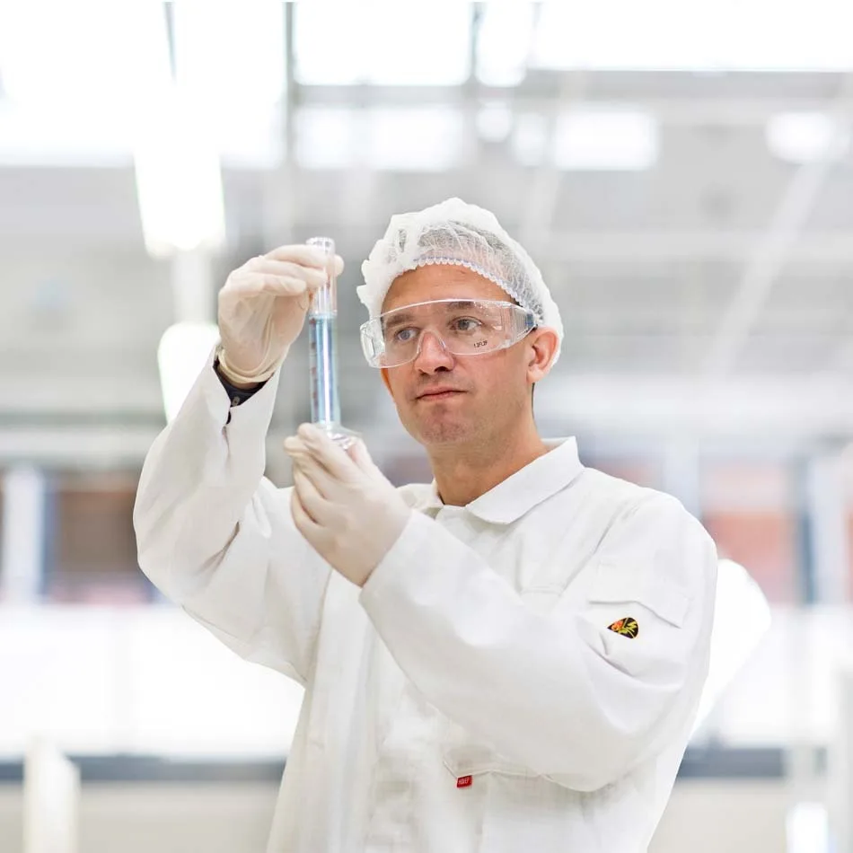Man in veilige labjas