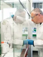 Labkleding met onderhoud volgens de norm