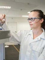 vrouw werkt in laboratorium