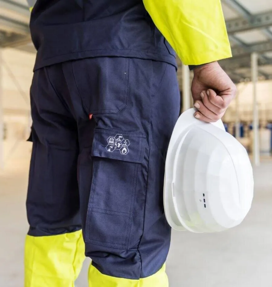 Chemie medewerker in Multinorm veiligheidskleding van Lavans