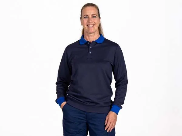 Dame draagt sweater als werkkleding