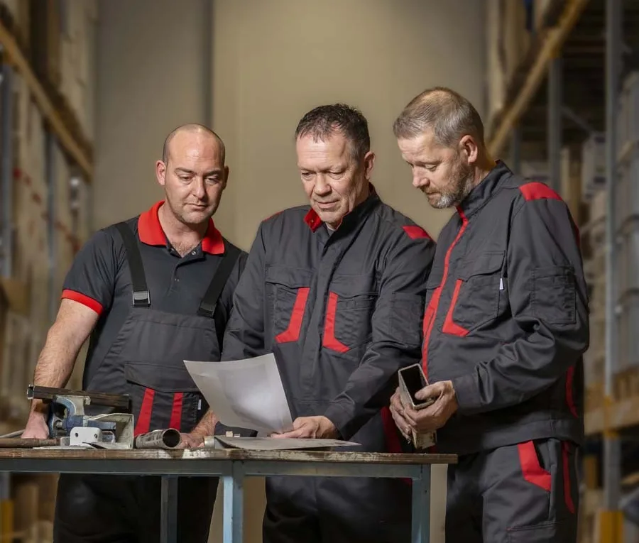 Mannen in magazijn in artifex basic werkkleding