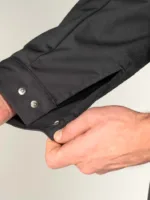 De mouwen van het werkjack hebben handige drukknopen