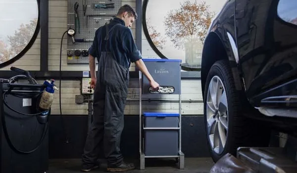 Man in veilige werkkleding voor automonteurs