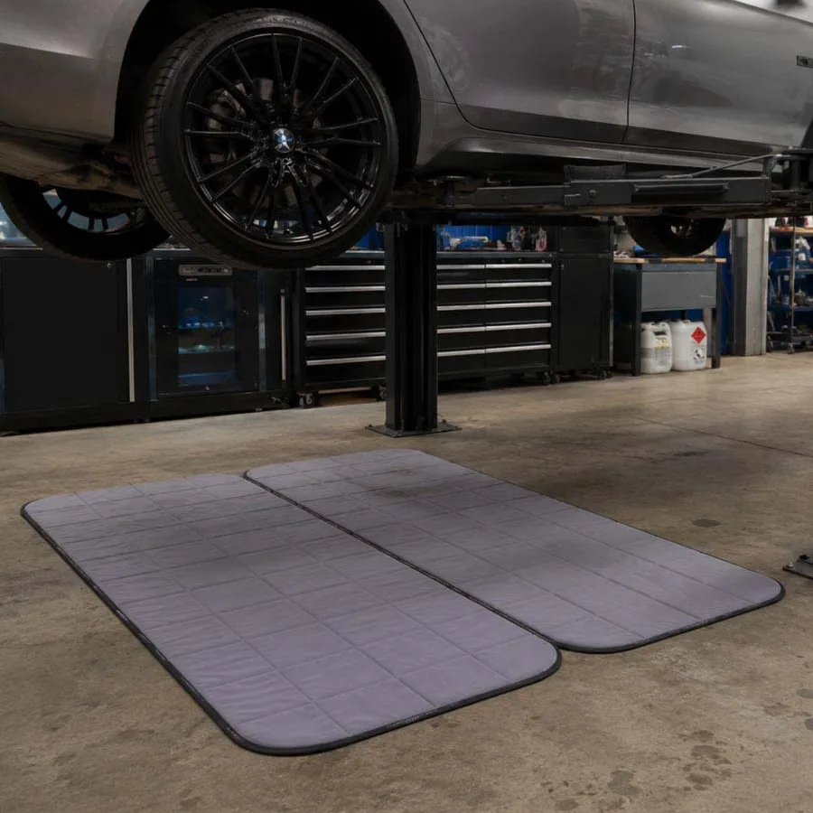 De absorptiemat ligt onder een auto om olie en ander vocht op te vangen