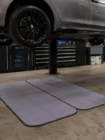 De absorptiemat ligt onder een auto om olie en ander vocht op te vangen
