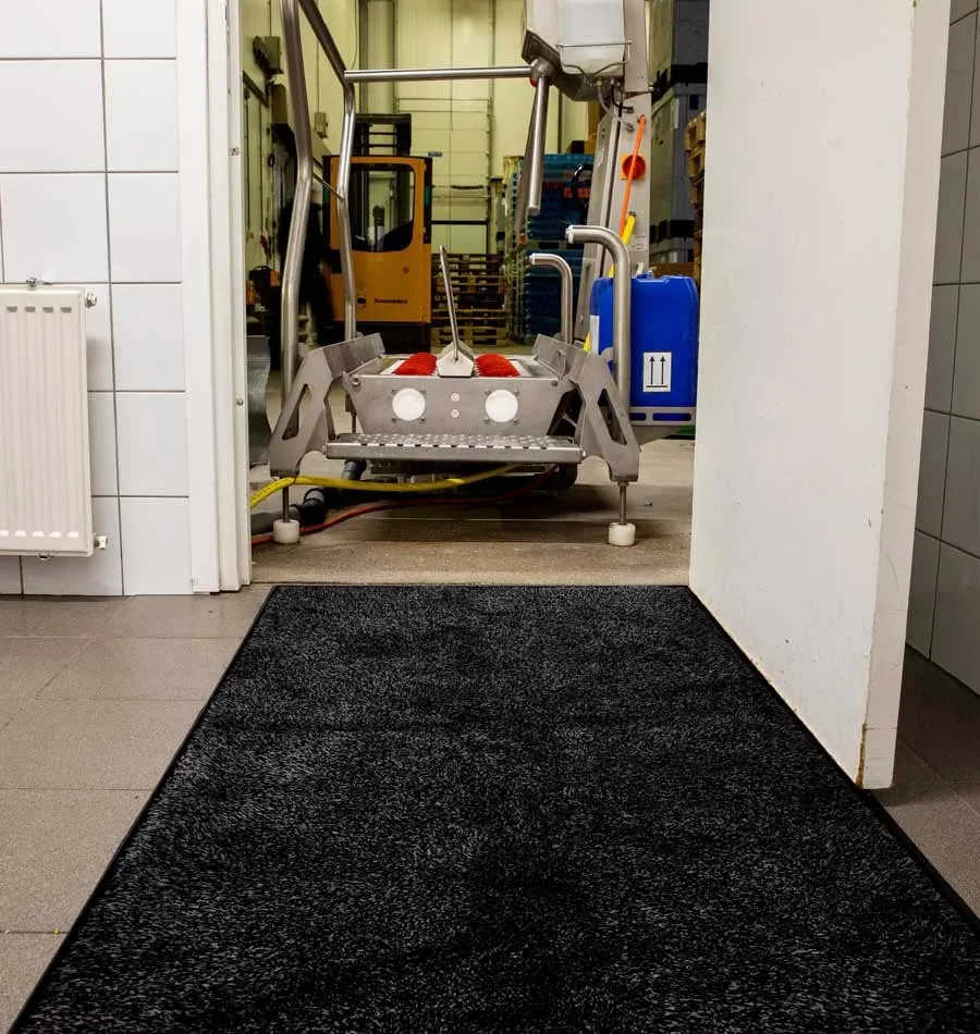 De EcoAbsorbmat bij een ingang van een magazijn