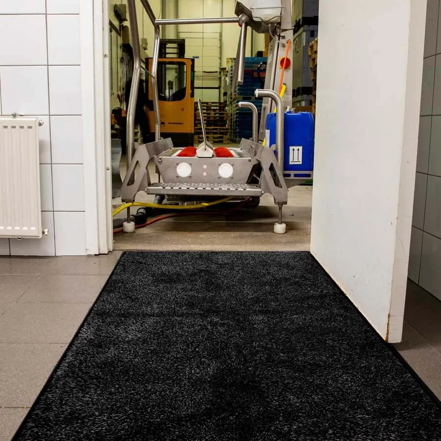 De EcoAbsorbmat bij een ingang van een magazijn