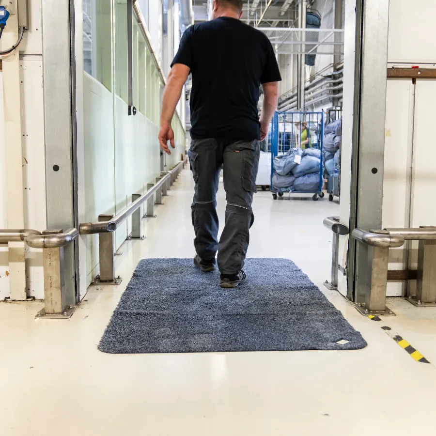 Iemand loopt over de Droogloopmat Effektmat heen