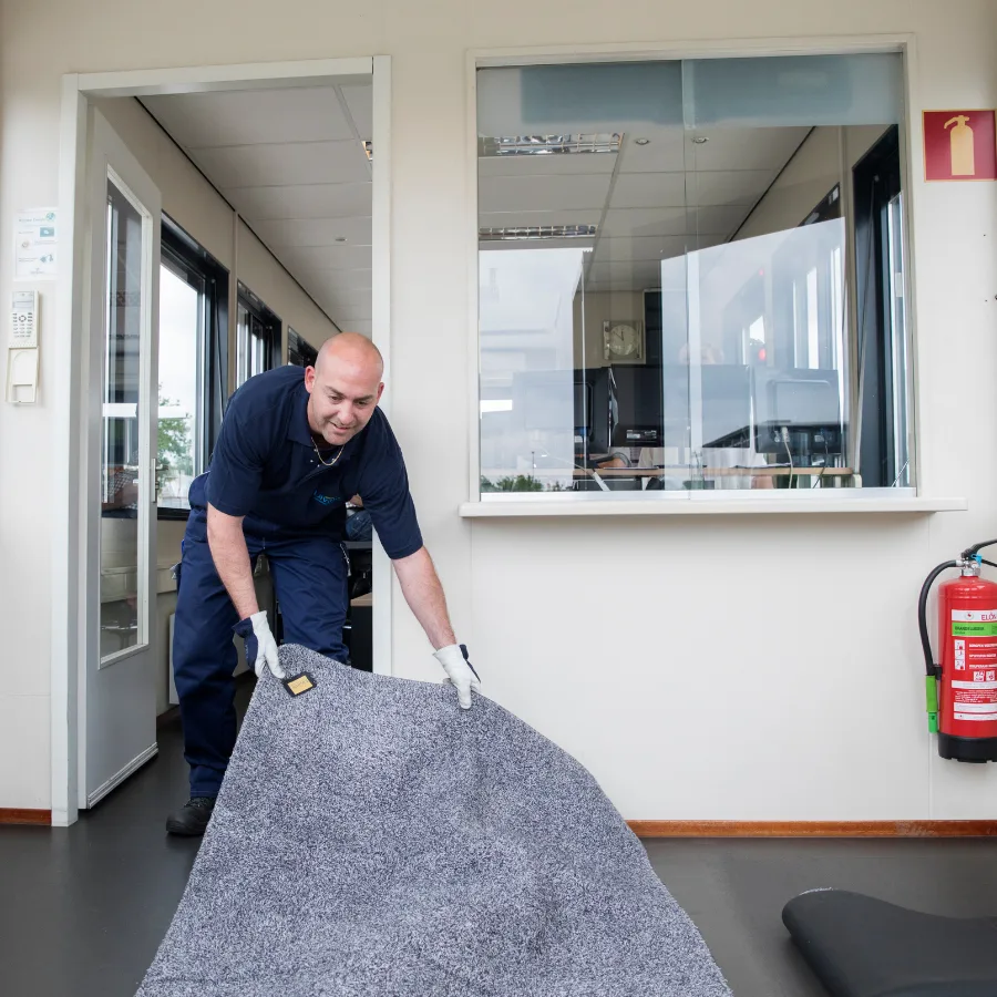 Een servicemedewerker van Lavans legt Effektmat Droogloopmat neer
