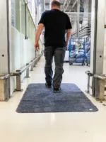 Iemand loopt over de Droogloopmat Effektmat heen