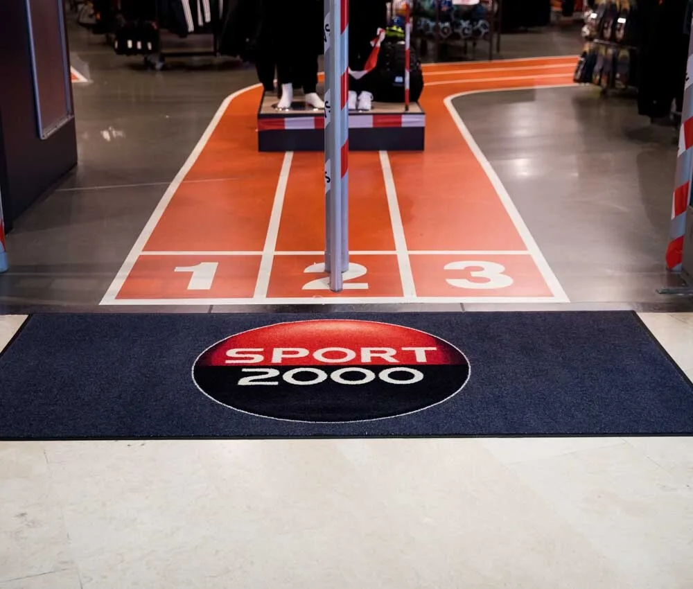 Lavans logomat bij de ingang van Sport2000
