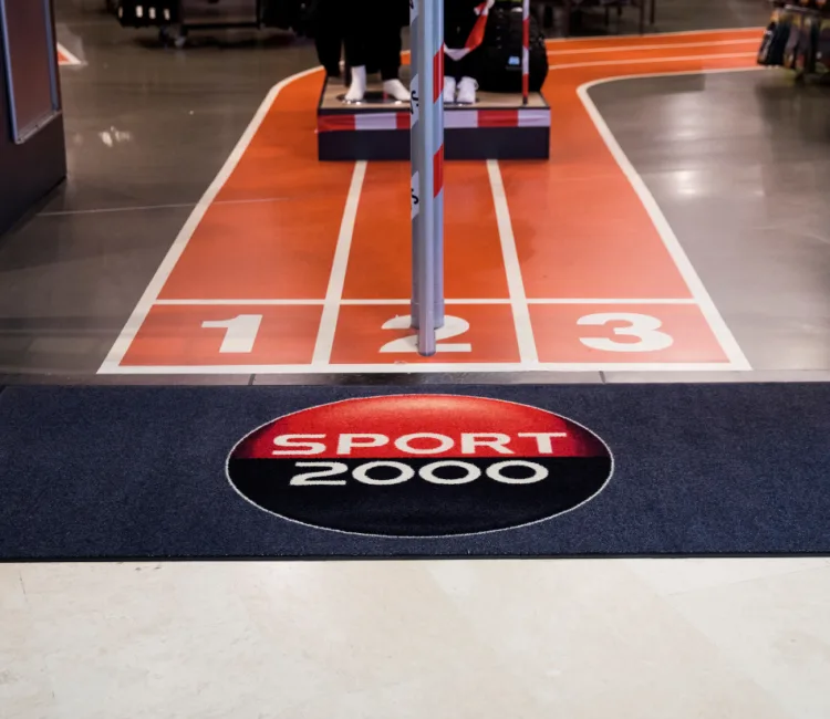 Logomat voor ingang winkel sport 2000