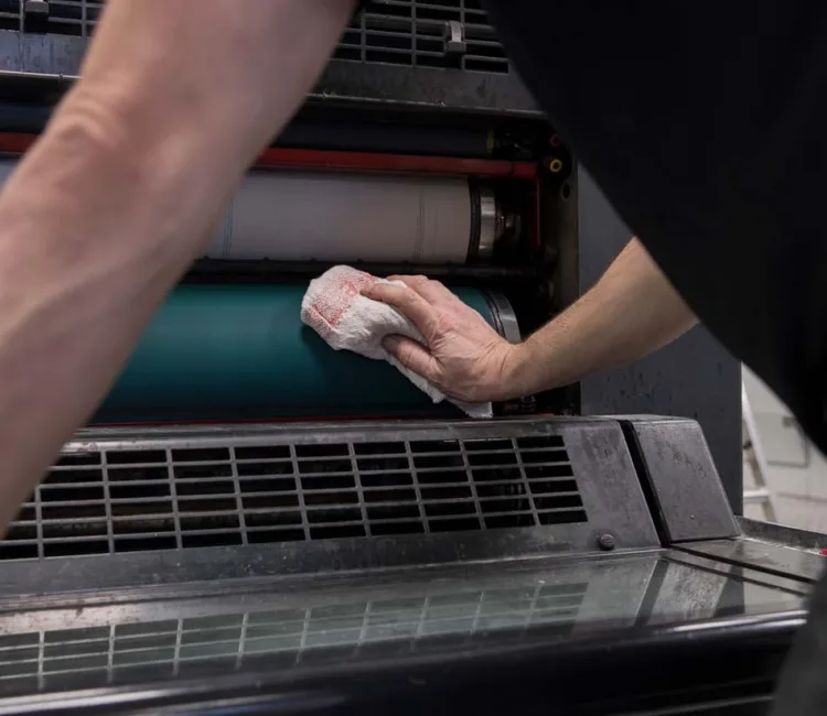Inkt poetsdoek wordt gebruikt op machine