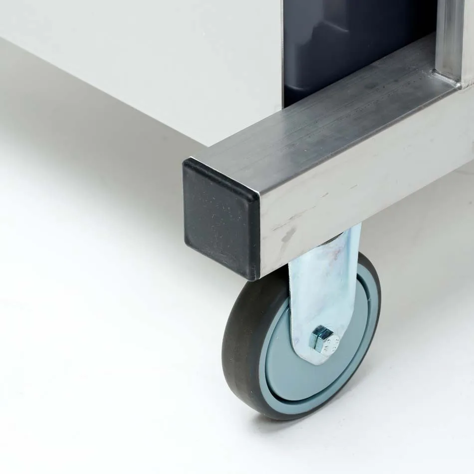Detailfoto van de wielen van poetsdoek dispenser