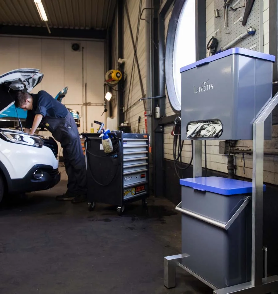Autogarage waar poetsdoek dispenser gebruikt wordt