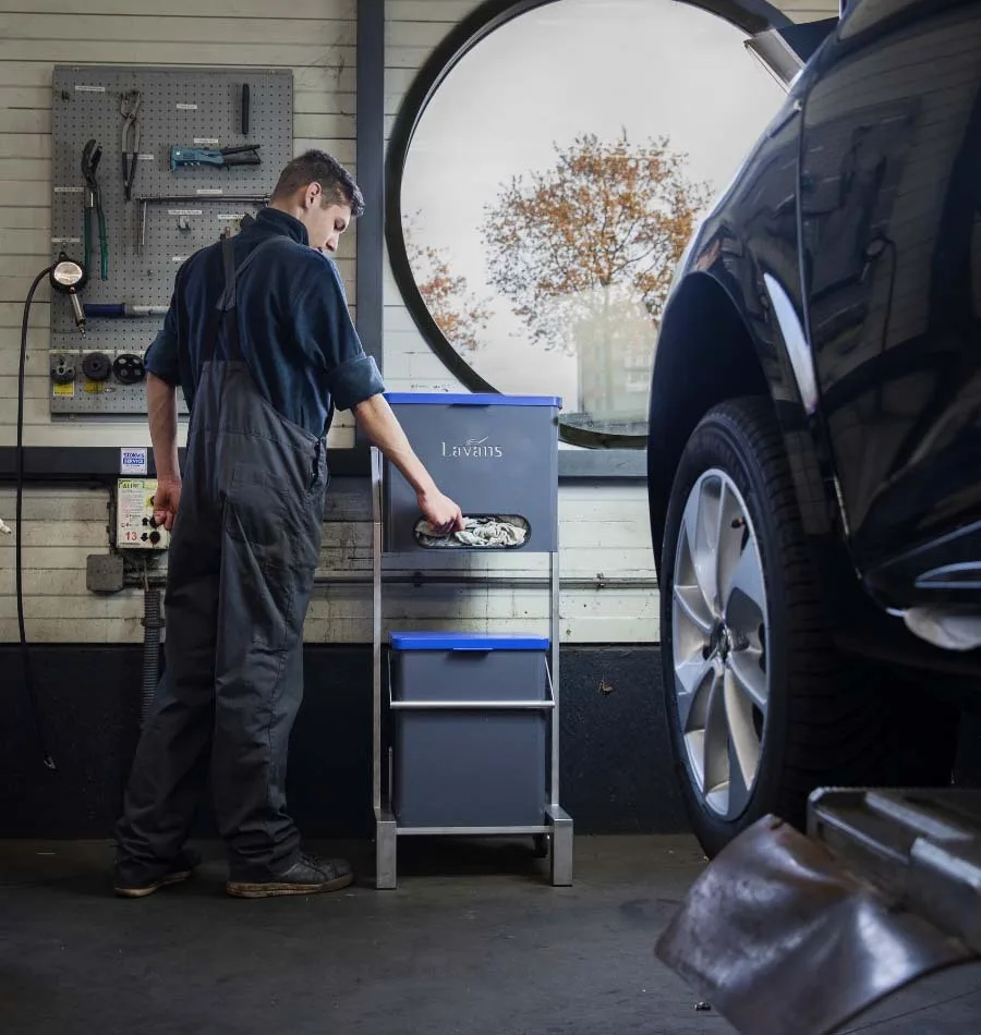 Automotive omgeving waarin de poetsdoek dispenser wordt gebruikt
